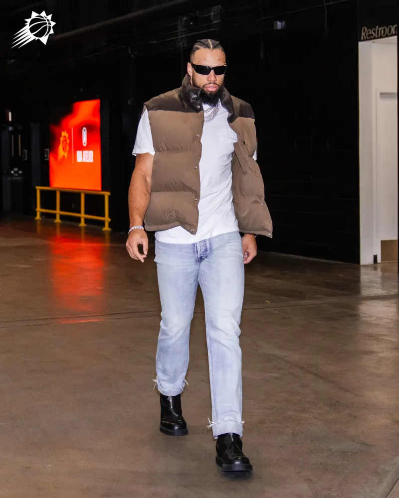 霸气十足！狄龙佩戴超黑墨镜步入今日比赛场馆